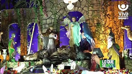 Familias nicaragüenses visitan los nacimientos en la Avenida Bolívar