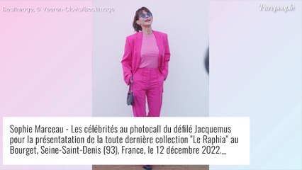 Sophie Marceau en met plein les yeux : bonbon rose pétant et acidulé au défilé Jacquemus