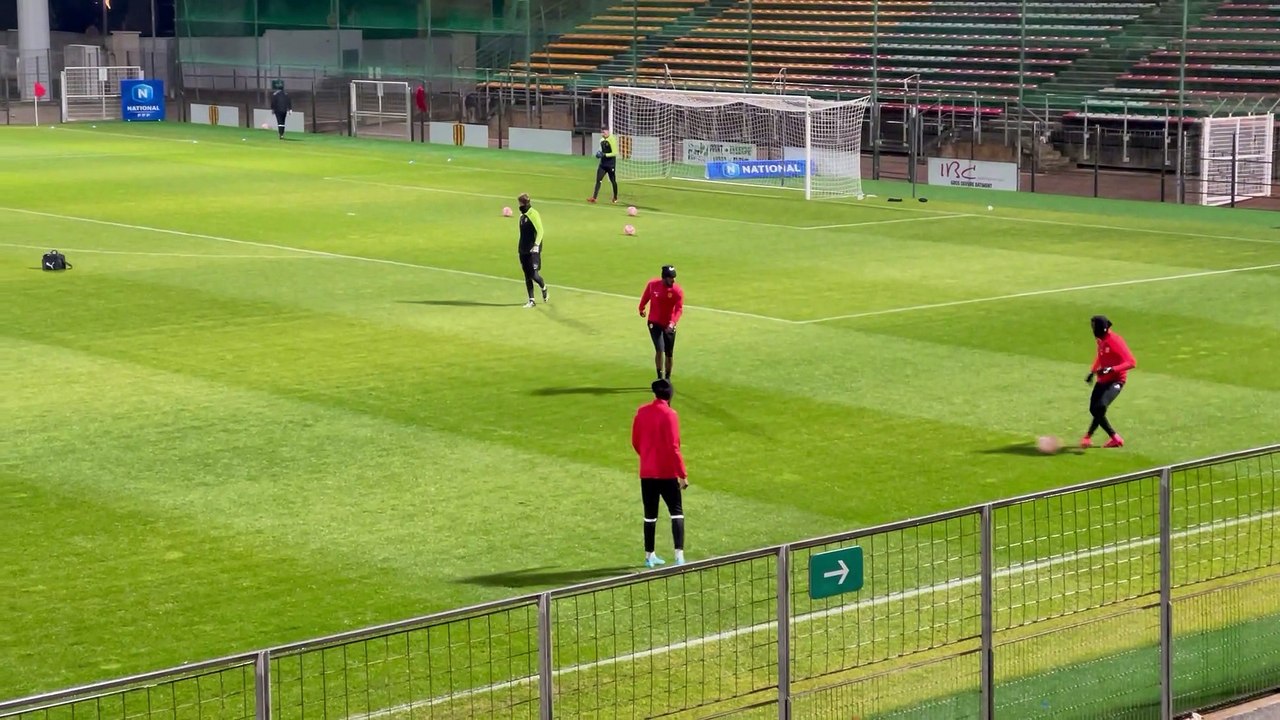Le FC Martigues à l’échauffement. Là doudoune blanche c’est Greg Poirier l’entraîneur