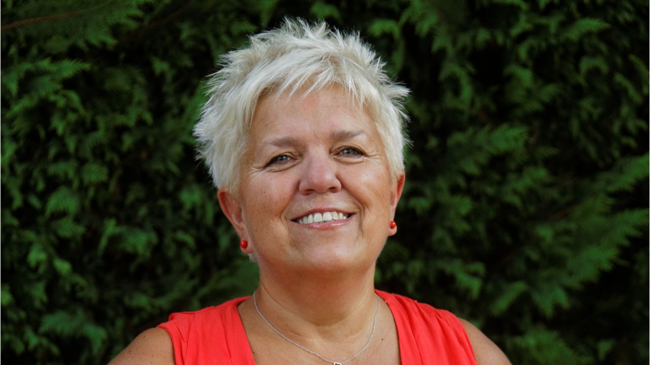 VOICI - Mimie Mathy : cette comparaison qui va faire grincer des dents les fans de Johnny Hallyday