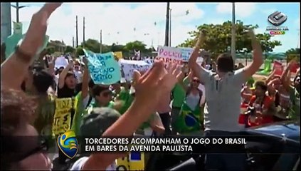 Torcedores acompanham o jogo entre Brasil e México em bares