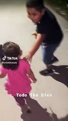 Niña descubre su sombra por primera vez y se lleva gran susto