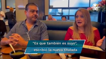 Joven sorprende a sus padres al entregarles su título en el menú de un restaurante