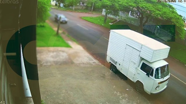 Colisão entre bicicleta e carro deixa jovem de 18 anos ferido