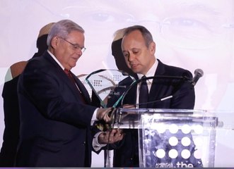 Bob Menéndez premiado por el exilio cubano