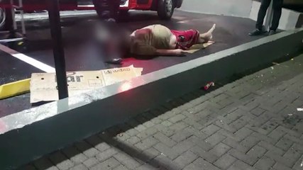 Achando que estava em casa, homem dorme na rua, na chuva, e Samu é acionado