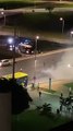 Extremistas bolsonaristas tentam jogar ônibus de viaduto em baderna no DF