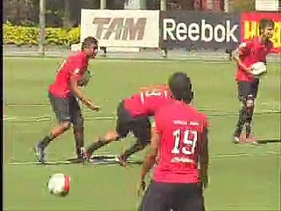 Sem coletivo, Leão treina finalizações com Luis Fabiano