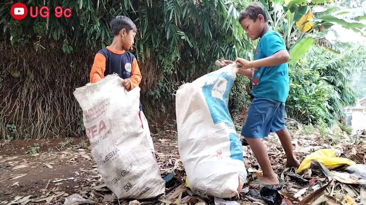 Bikin Nyesek lihatnya pengen Nangis Alpayat anak kecil jadi Pemulung Bikin Meneteskan air Mata