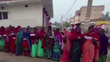 बांका:ठगी की शिकार सैकड़ों महिलाओं ने किया हंगामा व तोड़फोड़, थाना में दिया आवेदन