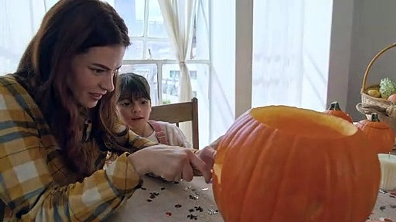 Seorang - ibu - sedang - membuat - kepala - dari - kulit - labu - mixkit-mother-and-daughter-making-a-pumpkin-for-halloween-44196-medium