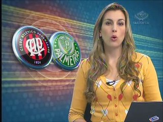 Com novo visual, Cicinho se prepara para enfrentar o Atlético-PR