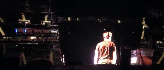 Elon Musk, çıktığı sahnede binlerce kişi tarafından yuhalandı