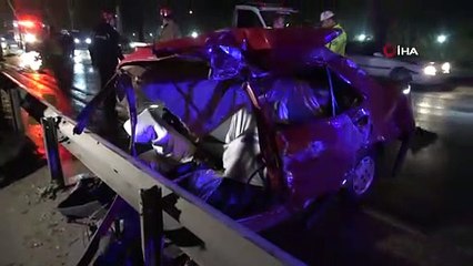 Otobüse çarpan otomobil ikiye bölündü