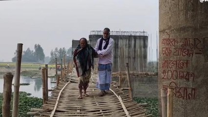 উঃদিনাজপুরঃ সেতু নেই! ভোট বয়কটের হুমকি পেয়েই গ্রামে ছুটলেন বিধায়ক, দেখুন