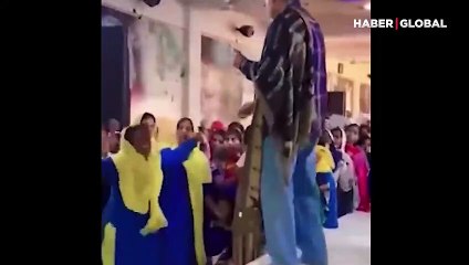 Hindistan'da bir garip ayin: Dokunduğu kadınlar kendinden geçti