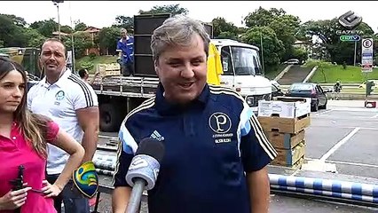 No Pacaembu, Kleina comenta boa fase do Verdão e aproveita para comer pastel