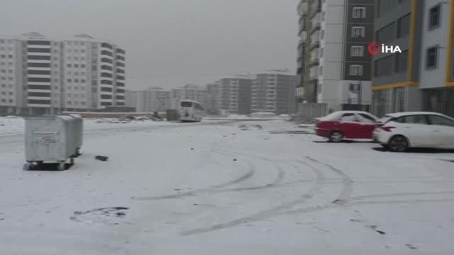 Sabah saatlerinde etkili olan kar yağışı Erzurum'u beyaza bürüdü