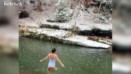 Helena Christensen yine buz gibi suya daldı...  "Yaşadığımı hissediyorum!"