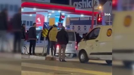 Kadını taciz eden şahsa meydan dayağı kameraya yansıdı