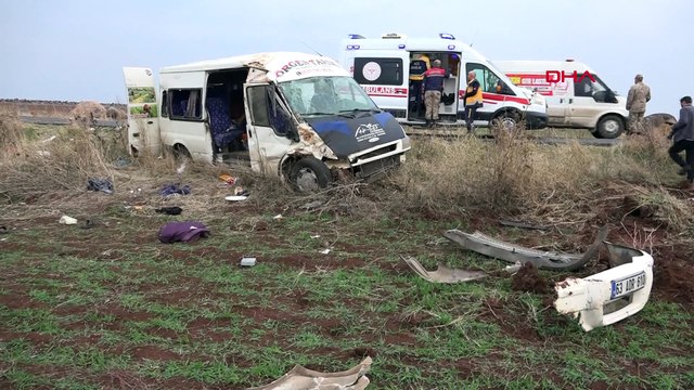 Tarım işçilerini taşıyan minibüs devrildi: 23 yaralı