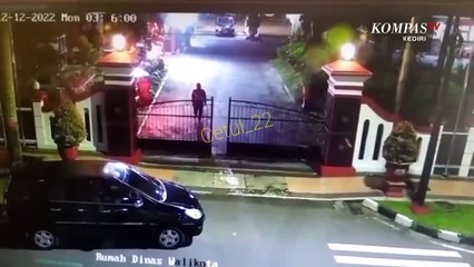 CCTV Detik-Detik Perampok Masuk ke Rumah Dinas Wali Kota Blitar