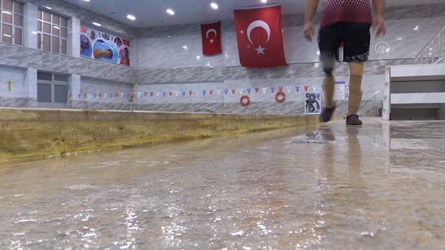 KAHRAMANMARAŞ - Protezli öğretmenin yetiştirdiği engelli sporcular, yüzmede 42 madalya kazandı