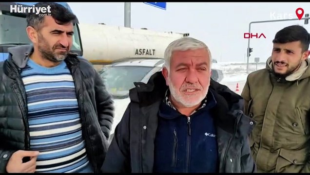 Kars'ta TIR'lar buz tutan yolda kaldı