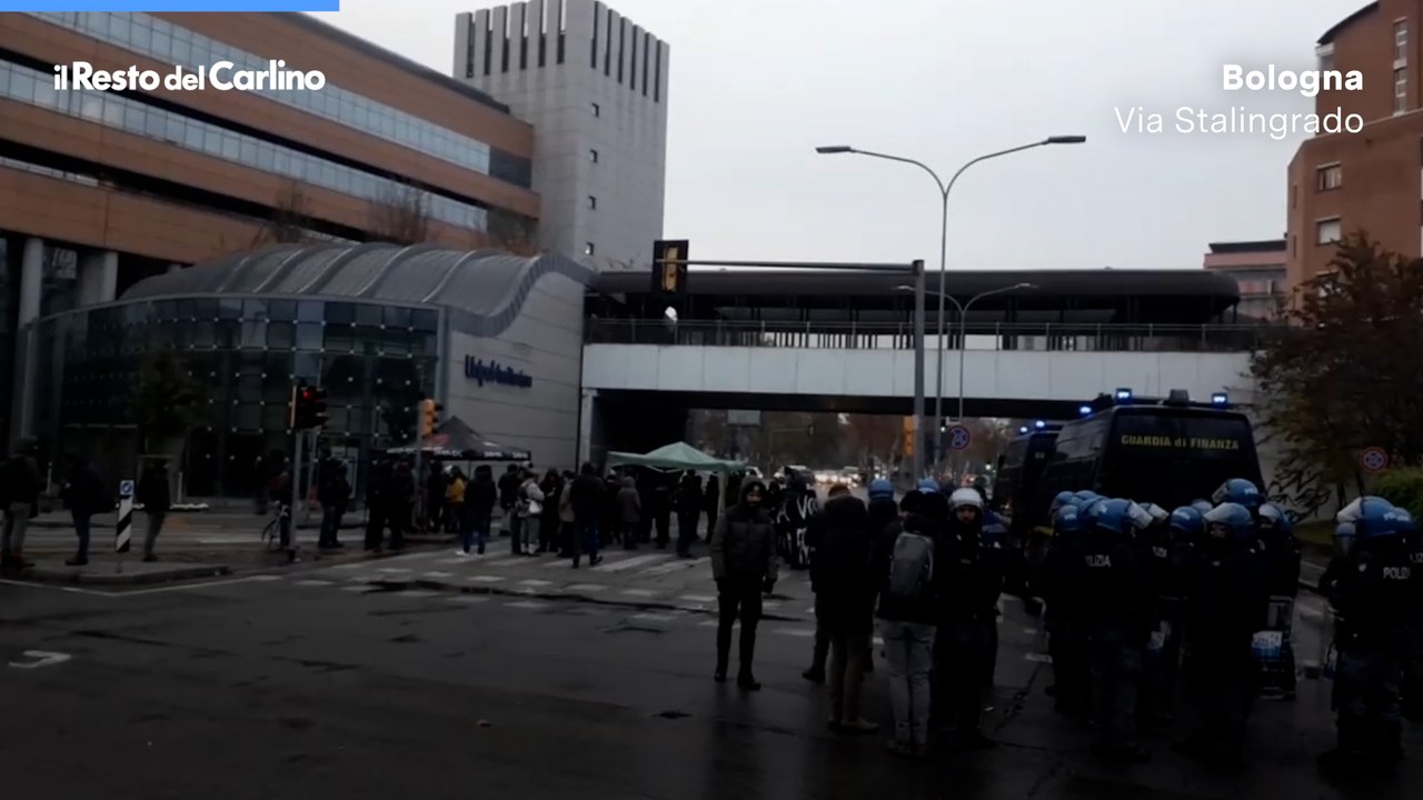 Occupazione in via Stalingrado a Bologna, sgombero all’alba Video