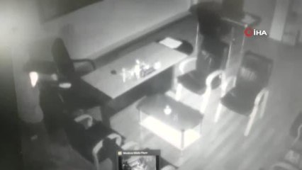 Hırsızlık için geldikleri iş yerinde kameralara el hareketi çektiler