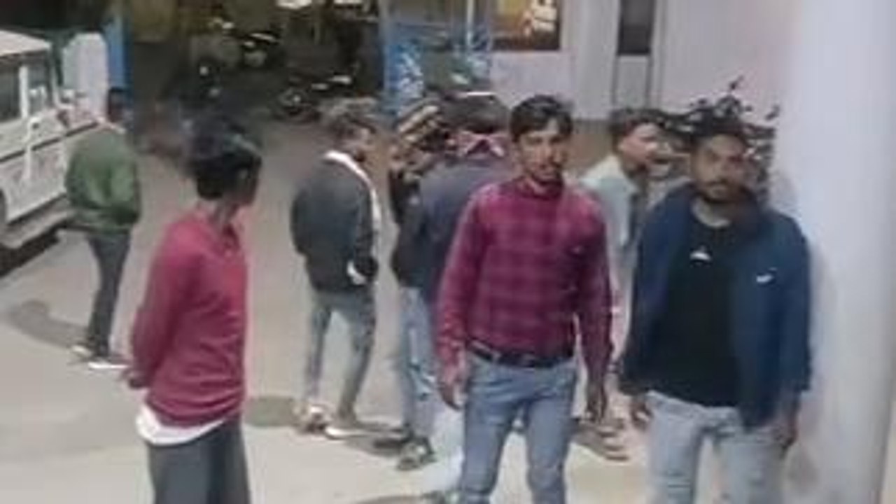 गुना: चोर को रहवासियों ने रंगे हाथों किया गिरफ्तार,फिर किया लोगों ने बुरा हाल