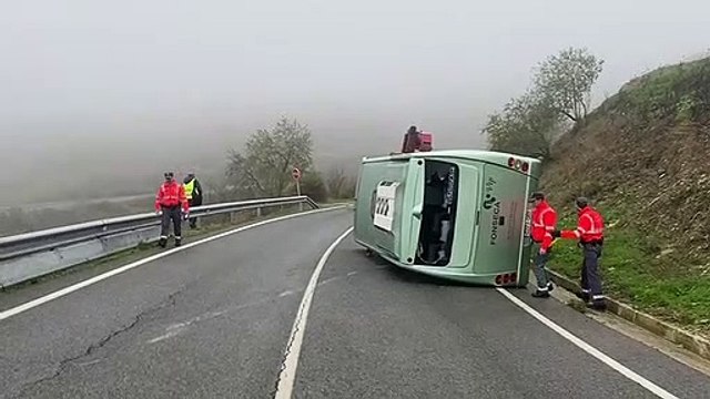 Un autobús escolar vuelca en Artazu con una decena de niños a bordo