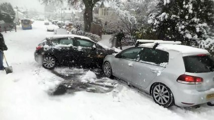 فيديو: الثلج بإنجلترا يتسبب في سلسلة حوادث بعد أن فقد السائقون السيطرة