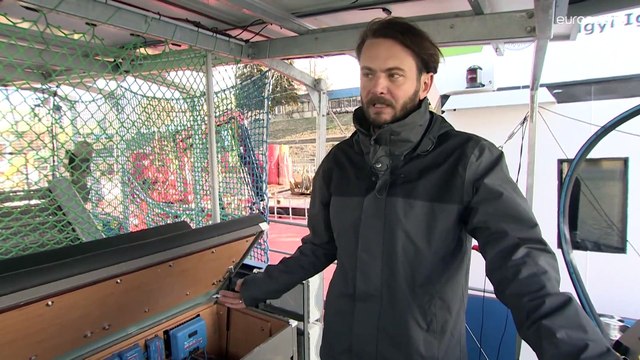 La prima nave che raccoglie i rifiuti nelle acque fluviali senza l'intervento umano