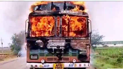ನೋಡನೋಡುತ್ತಿದ್ದಂತೆ ಹೊತ್ತಿ ಉರಿದ ಲಾರಿ!