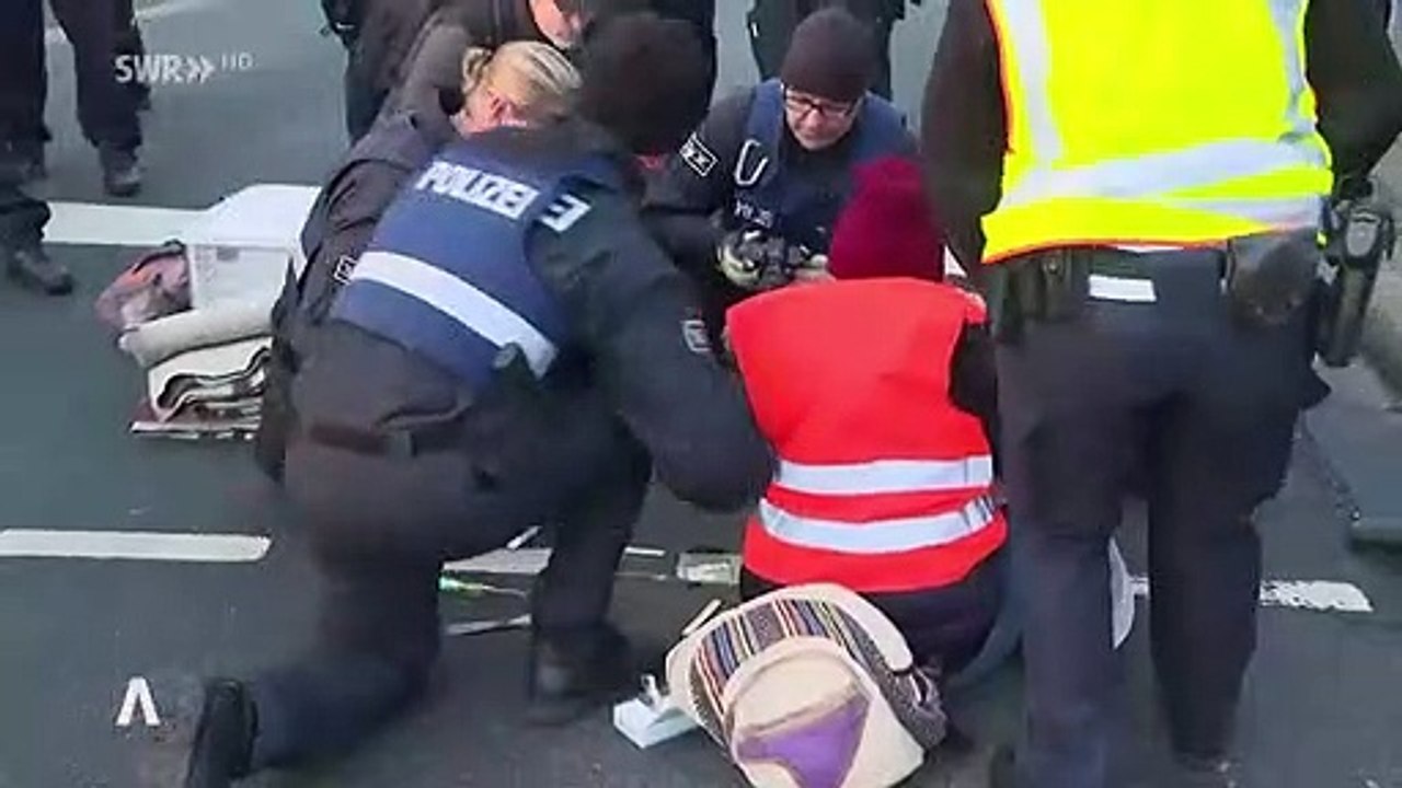 İklim aktivistinden olaylı eylem! Polis zor kurtardı