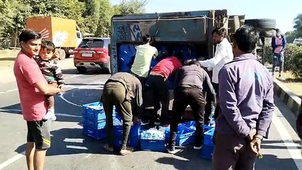 दूध से भरा ट्रक पलटा