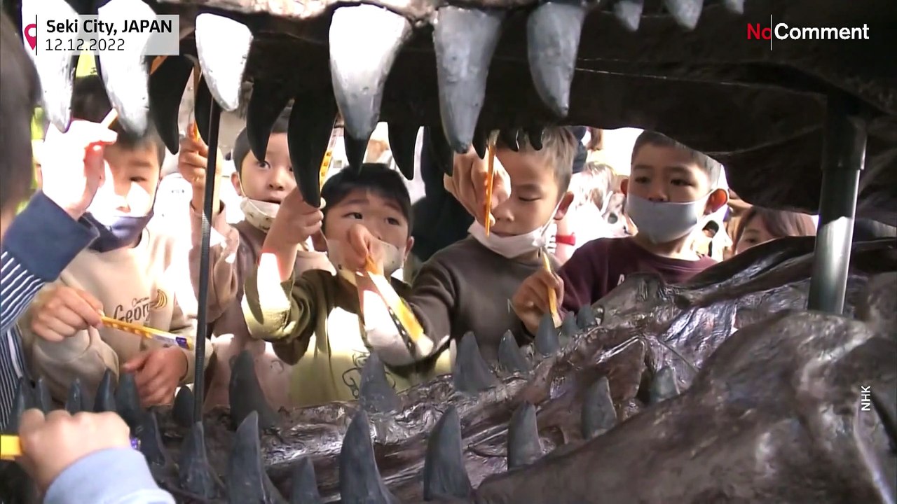 Eine saubere Sache: Kinder in Japan dürfen Saurierskelett entstauben