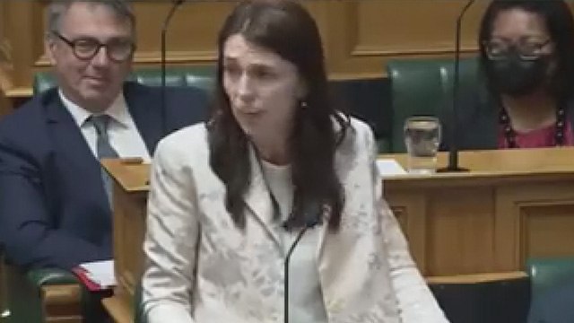 Yeni Zelanda’da başbakanın ‘Kendini beğenmiş dallama’ küfrü televizyondan canlı yayınlandı