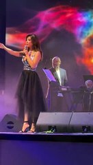 نانسي عجرم تعيد شابا إلى حفلها بعد طرد الأمن له