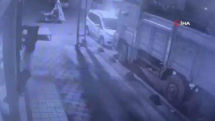 Esenyurt'ta yoldan geçen vatandaşa aldırmadan reklam panosu kapısını çaldı