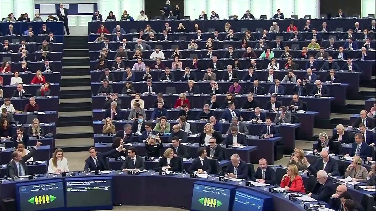 La Eurocámara destituye a la vicepresidenta Eva Kaili, acusada de corrupción