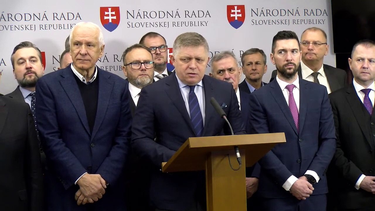 ZÁZNAM: R. Fico: Stanovisko Smeru je nemenné, všetci poslanci budú hlasovať za pád vlády