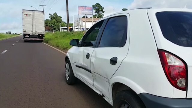 Carro e caminhão se envolvem em colisão na rodovia BR-277