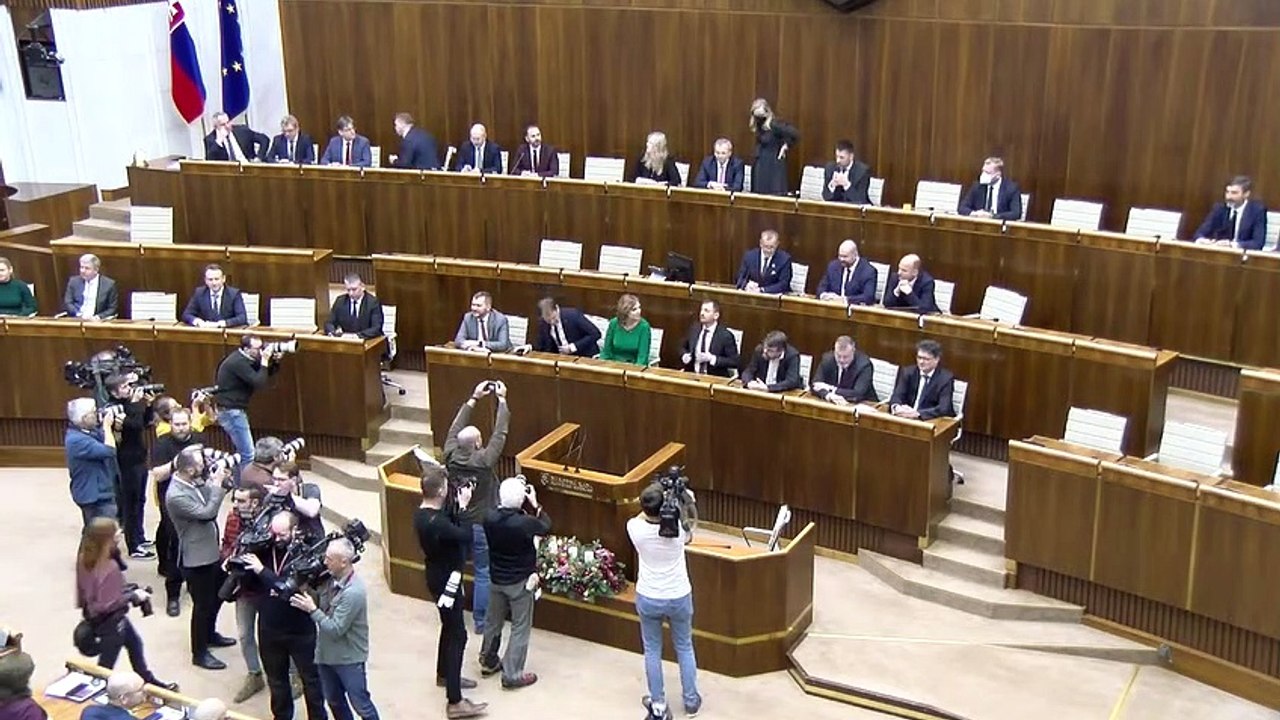 ZÁZNAM: NRSR: Poslanci si dali 30-minútovú prestávku na poradu klubov pred hlasovaním