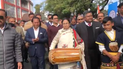 শিলং সফরে অন্য মুডে মমতা বন্দ্যোপাধ্যায়, বাজালেন ঢোল! |OneIndia Bengali