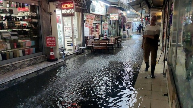 İzmir'de şiddetli yağış sonrası Kemeraltı'ndaki dükkanları su bastı