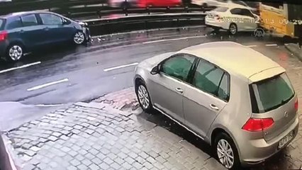 Download Video: Avcılar'da 3 kişinin yaralandığı trafik kazası güvenlik kamerasınca görüntülendi