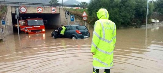 İzmir'de selde araçlar mahsur kaldı