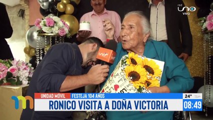 Ronico sorprende a la señora más longeva de El Torno en su cumpleaños 104